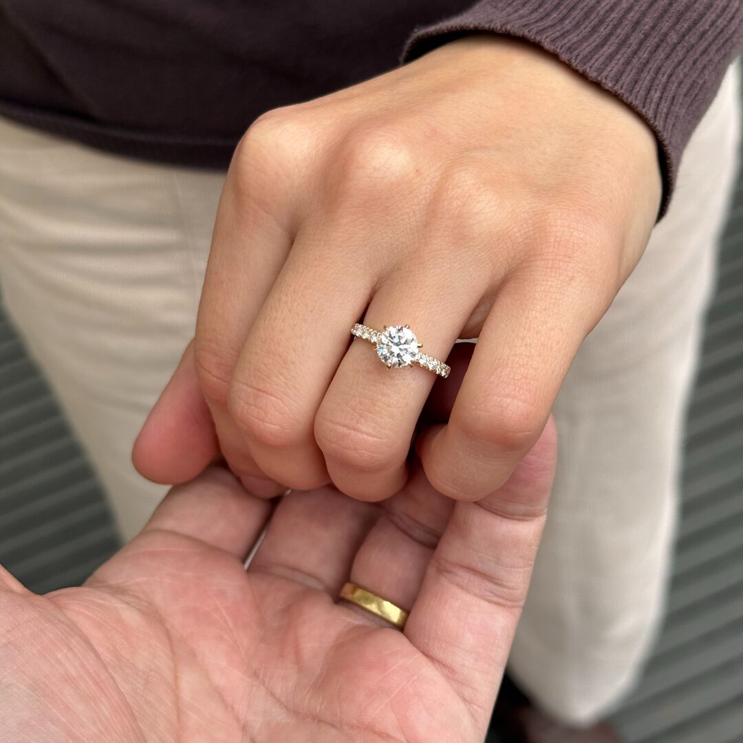 Anello di fidanzamento solitario Diana oro fairmined etico 18k 750 diamanti lab grown diamanti da laboratorio Fàbera Jewelry
